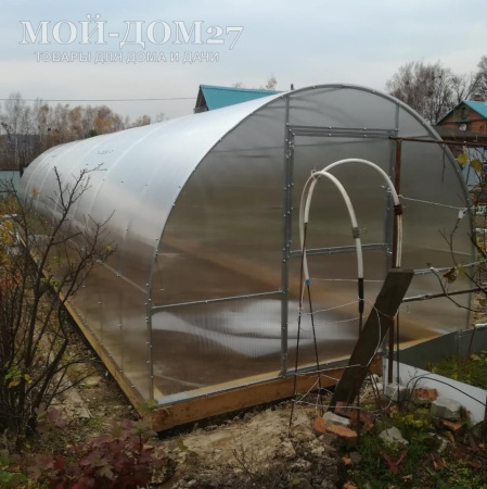 Теплица СверхПрочная Усиленная 10 метров с поликарбонатом | Мой-Дом27 | Каркас изготовлен из оцинкованной замкнутой трубы 20*20 мм.<br>
 Ширина - 3 метра. Высота - 2,1 метра. Длина 10 метров.<br>
 Выдерживаемая снеговая нагрузка - 300 кг/м2. Выдерживаемая ветровая нагрузка - до 22 м/с.<br>
 <b>Расстояние между дугами 0,65 метра.&nbsp;ДВОЙНАЯ ДУГА под дугой приварена еще одна дуга - толщина металла каждой дуги 1,2&nbsp;мм.</b>&nbsp;Ширина двери 0,96 метра.<br>